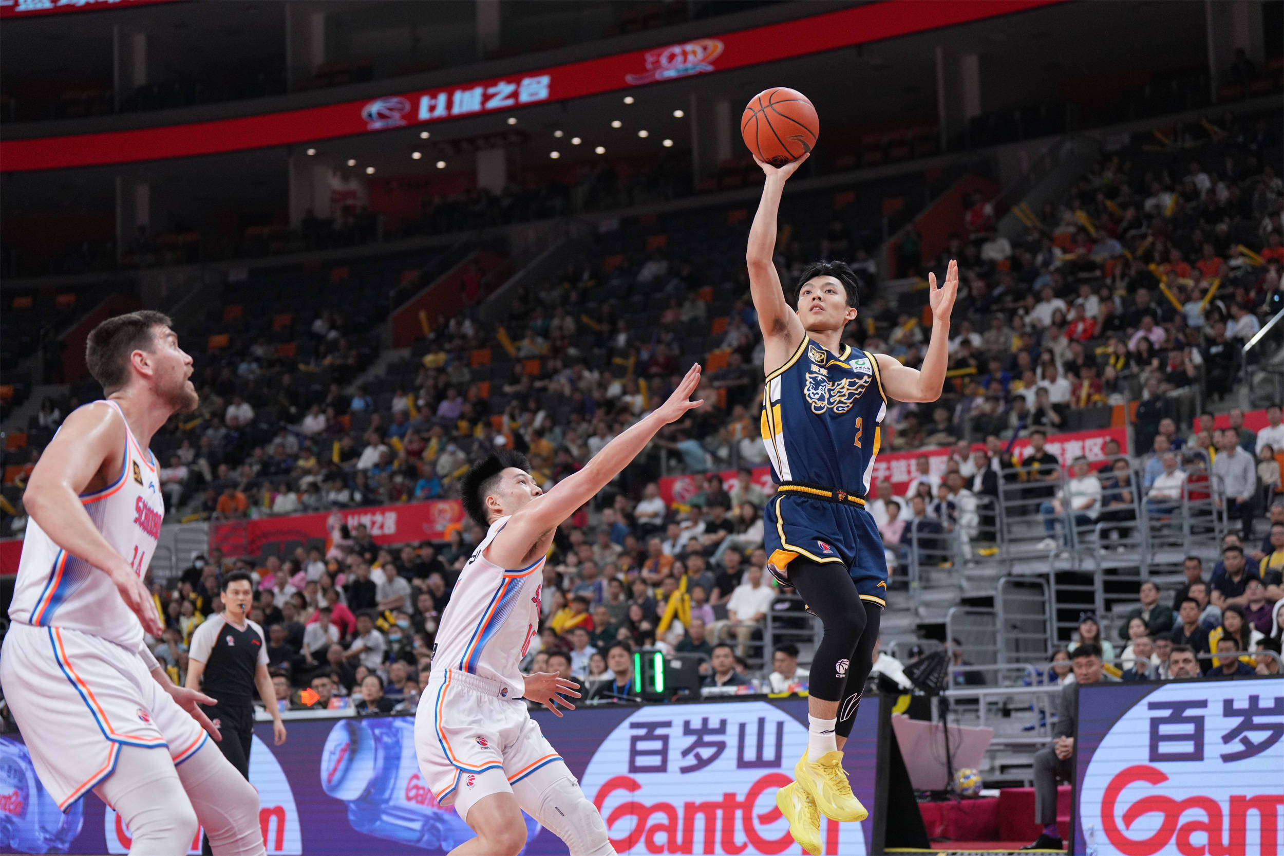 关于广东队表现出色，击败对手赢得胜利的信息