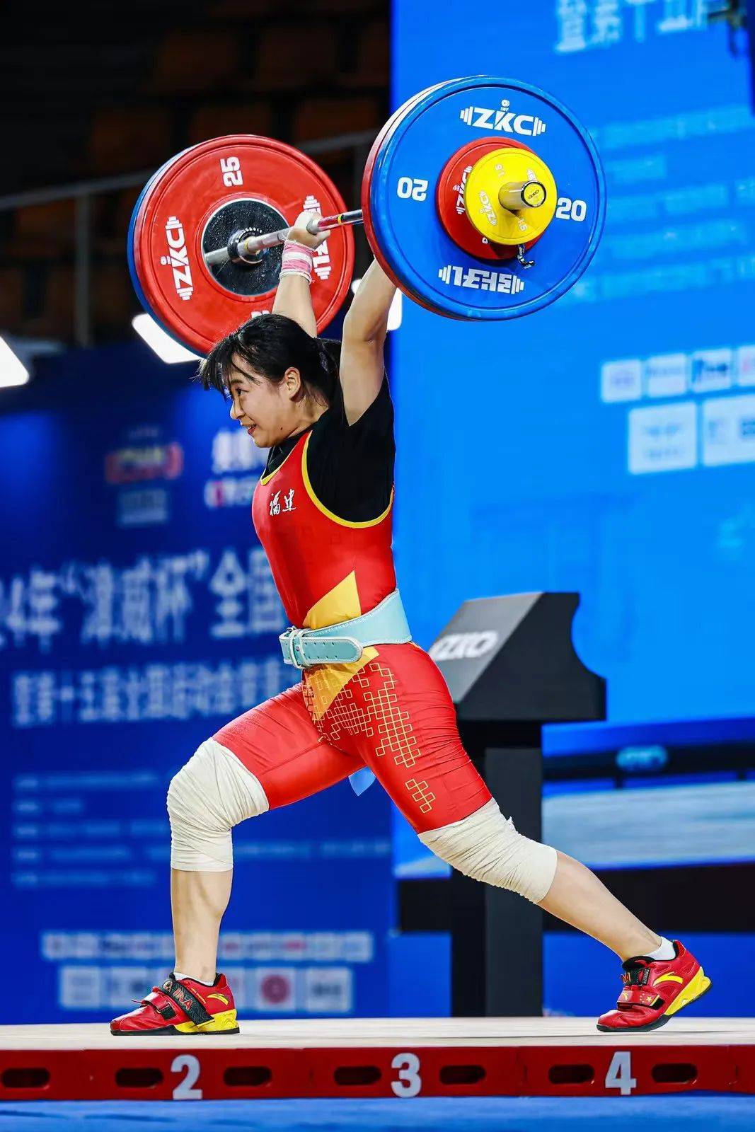 关于独具特色的举重比赛,场面震撼人心的信息 关于独具特色的举重比赛,场面震撼人心的信息