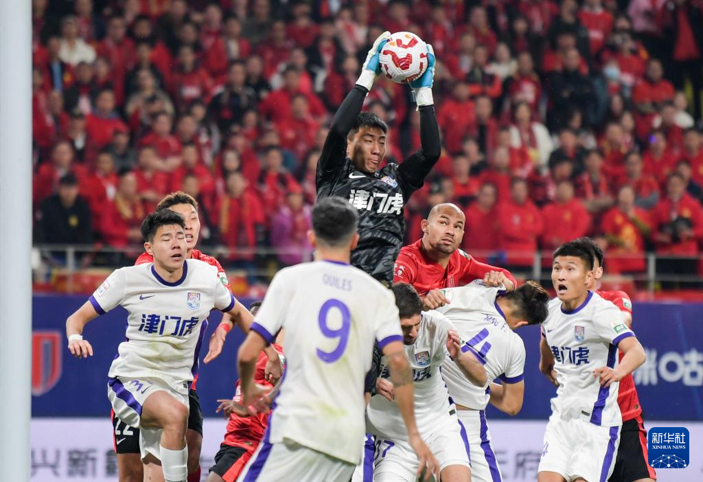 国内顶尖豪门足球赛事,展现实力较量! 国内顶尖豪门足球赛事,展现实力较量!