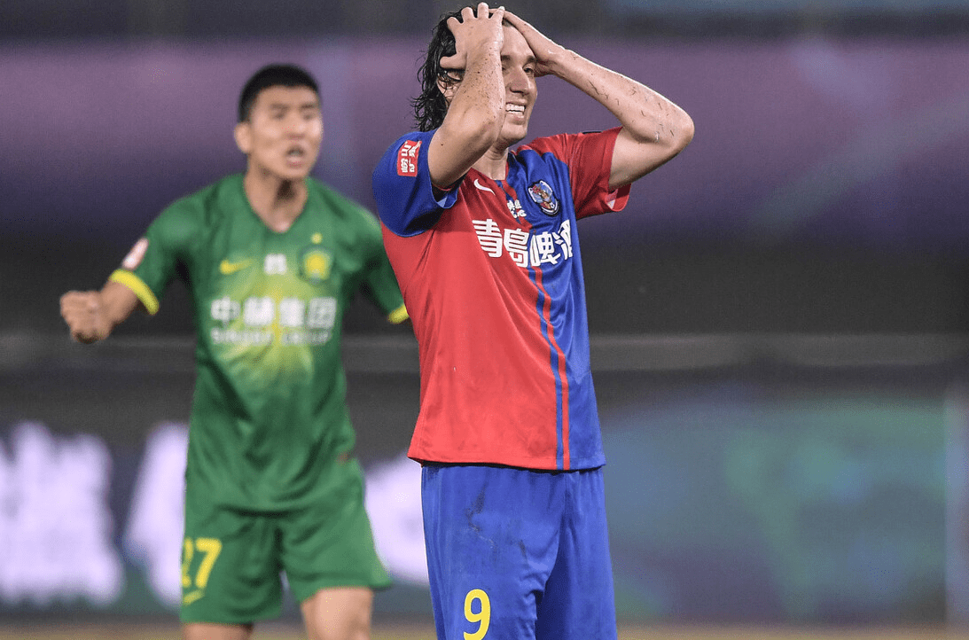 阿兰为队友庆生,团结互助是亚洲足球之光 阿兰为队友庆生,团结互助是亚洲足球之光