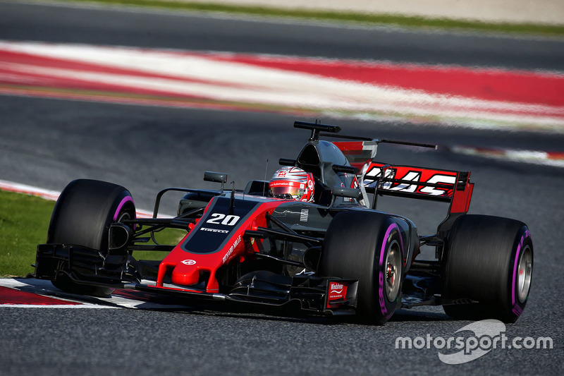 梅赛德斯轻取红牛二队，塞恩斯统治全场